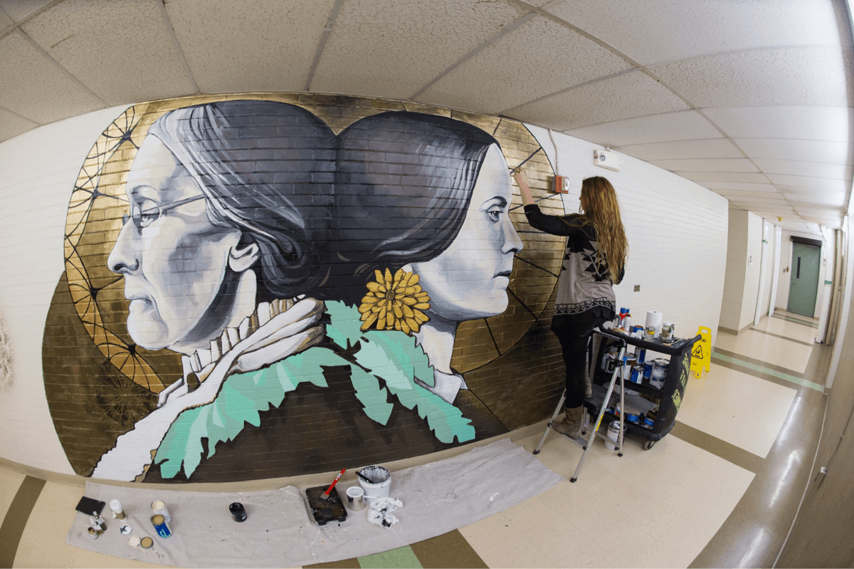 amjs澳金沙门的艺术家正在画壁画
